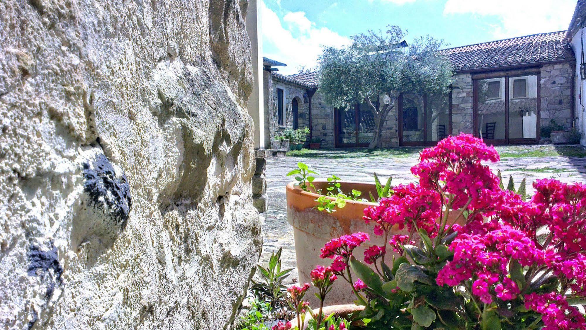 Il Borgo Dell'Arcangelo Tuili Exterior photo